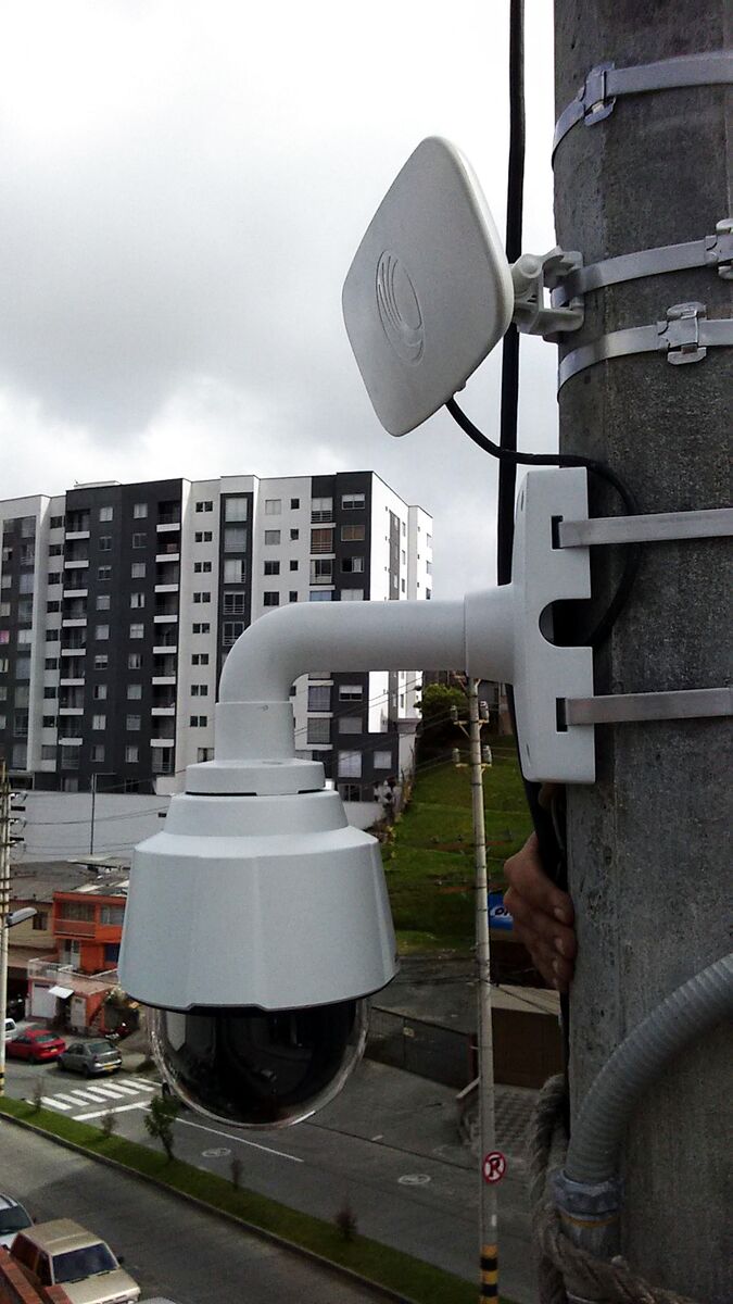 Cámara PTZ y radioenlace instalados en poste