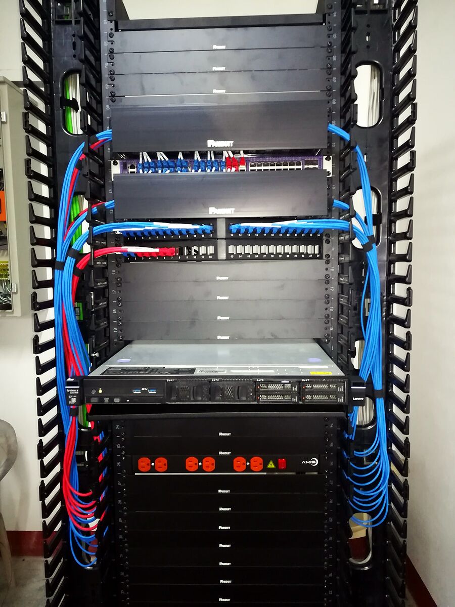 Rack Panduit con servidor Lenovo y patch cords organizados por colores